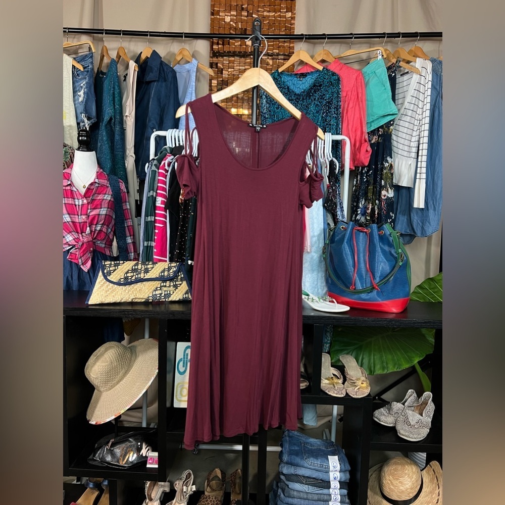 Try This Maroon Short Sleeve Shoulder Cut Out Dress Size Small